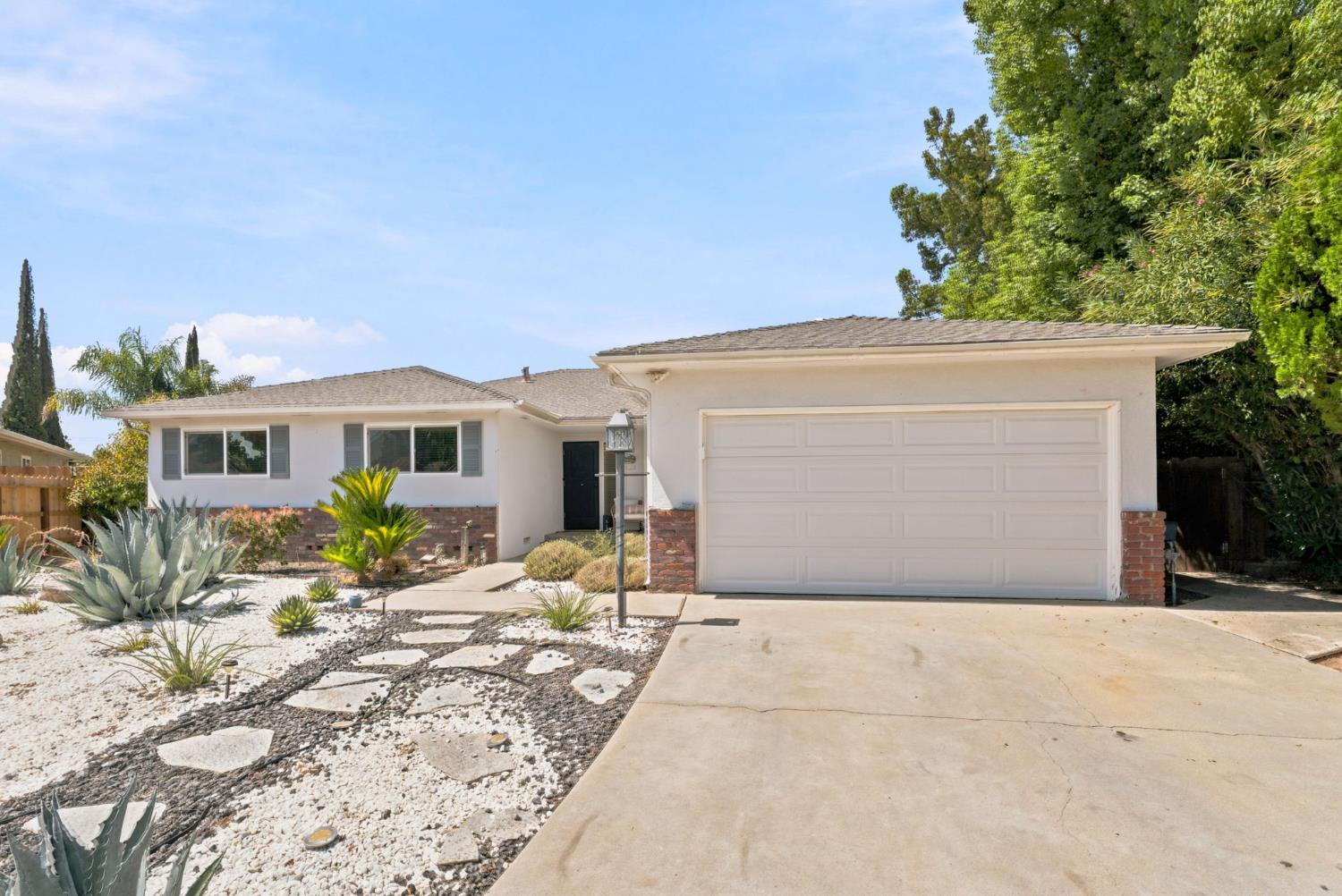 1038 E Vartikian Ave, Fresno, CA 93710