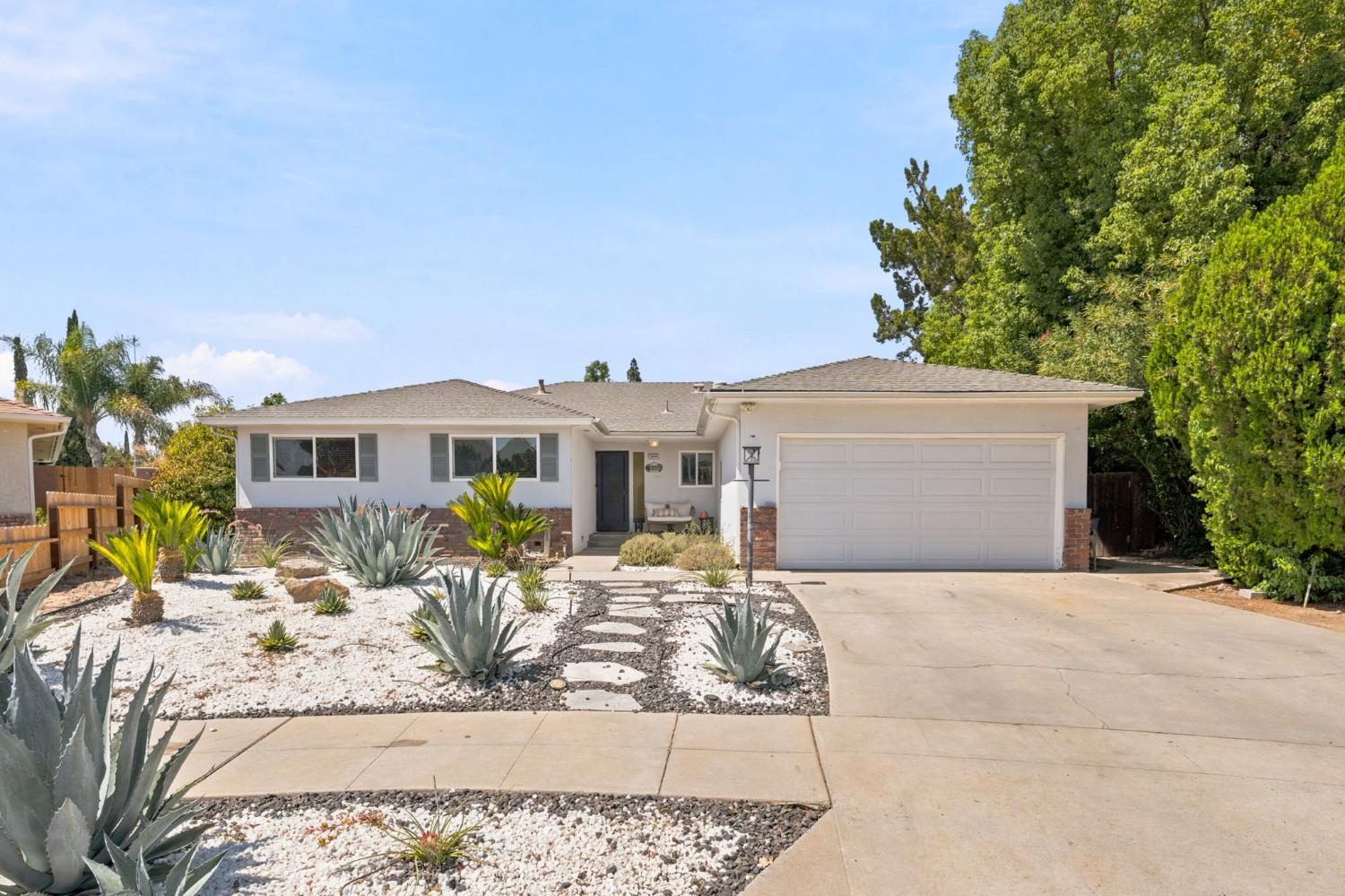 1038 E Vartikian Ave, Fresno, CA 93710