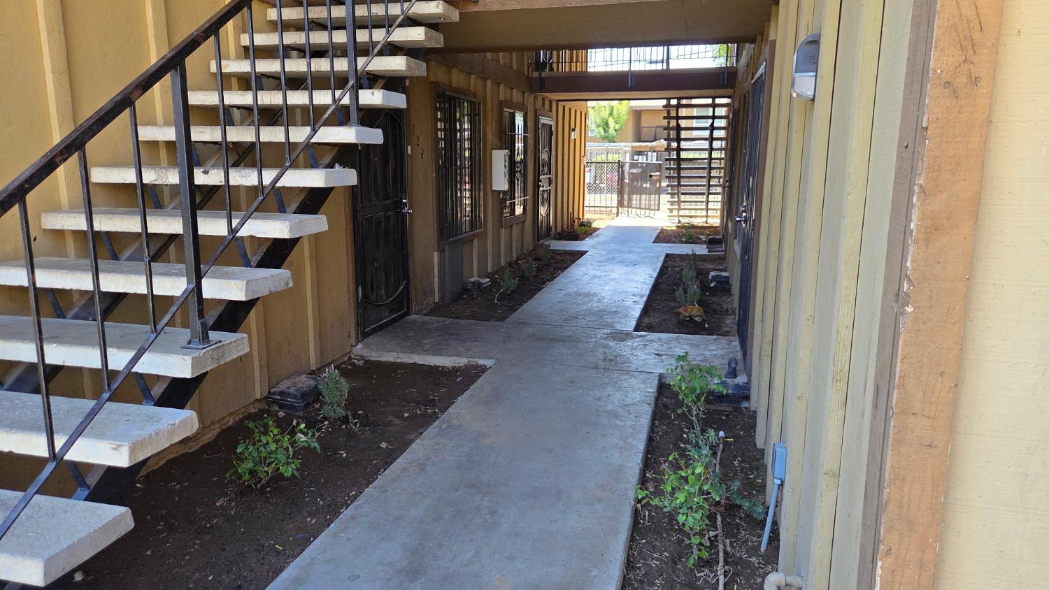 1221 N Peach Ave #129, Fresno, CA 93727