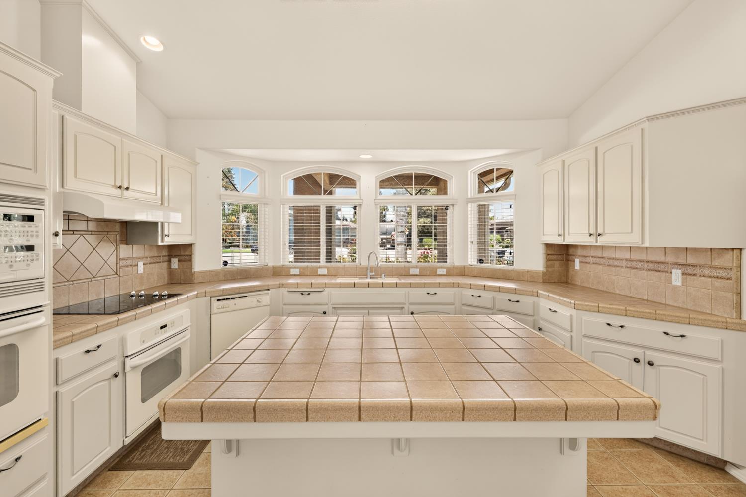 3077 Express Ct, Madera, CA 93637