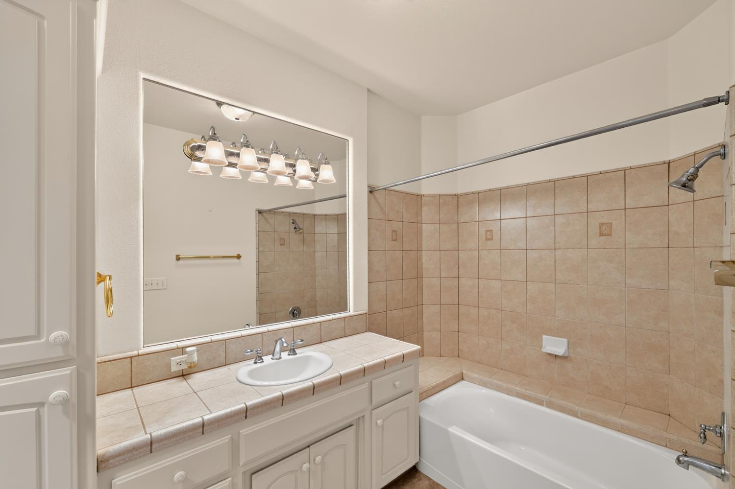 3077 Express Ct, Madera, CA 93637