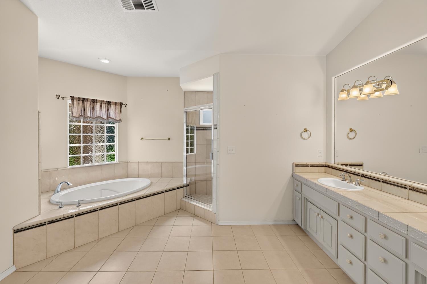 3077 Express Ct, Madera, CA 93637