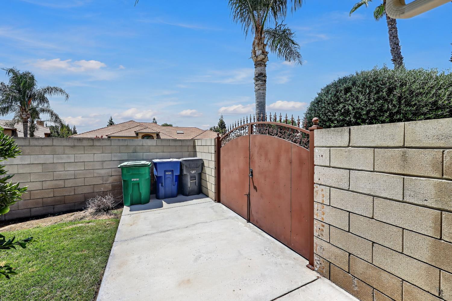 3077 Express Ct, Madera, CA 93637