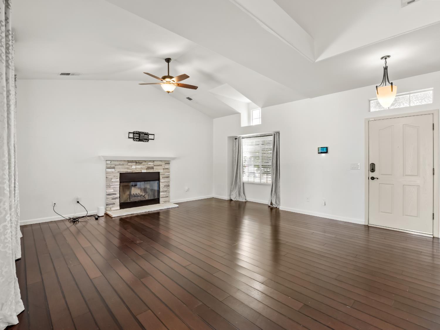 1897 Goshen Ave, Clovis, CA 93611