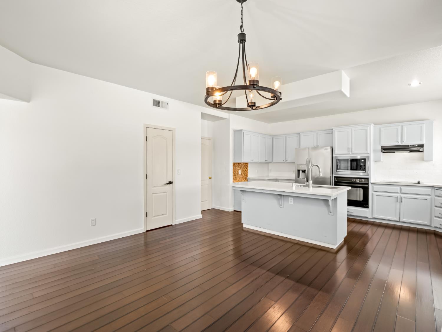 1897 Goshen Ave, Clovis, CA 93611