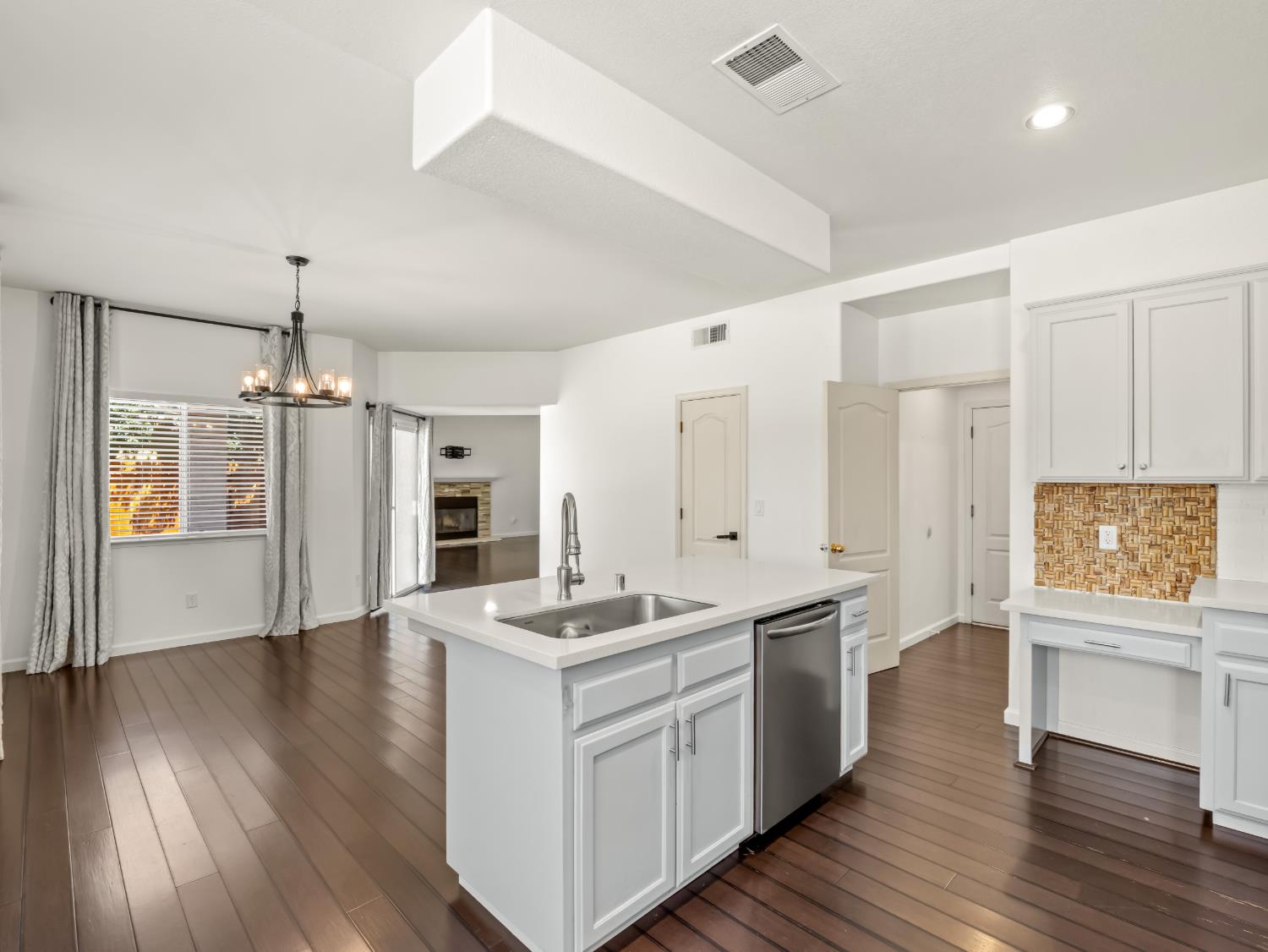1897 Goshen Ave, Clovis, CA 93611