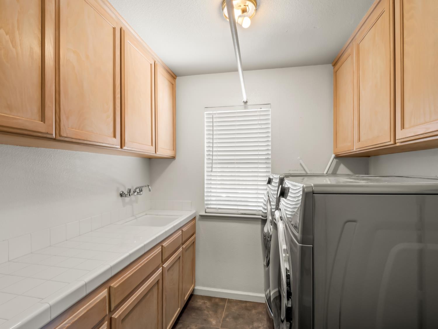 1897 Goshen Ave, Clovis, CA 93611