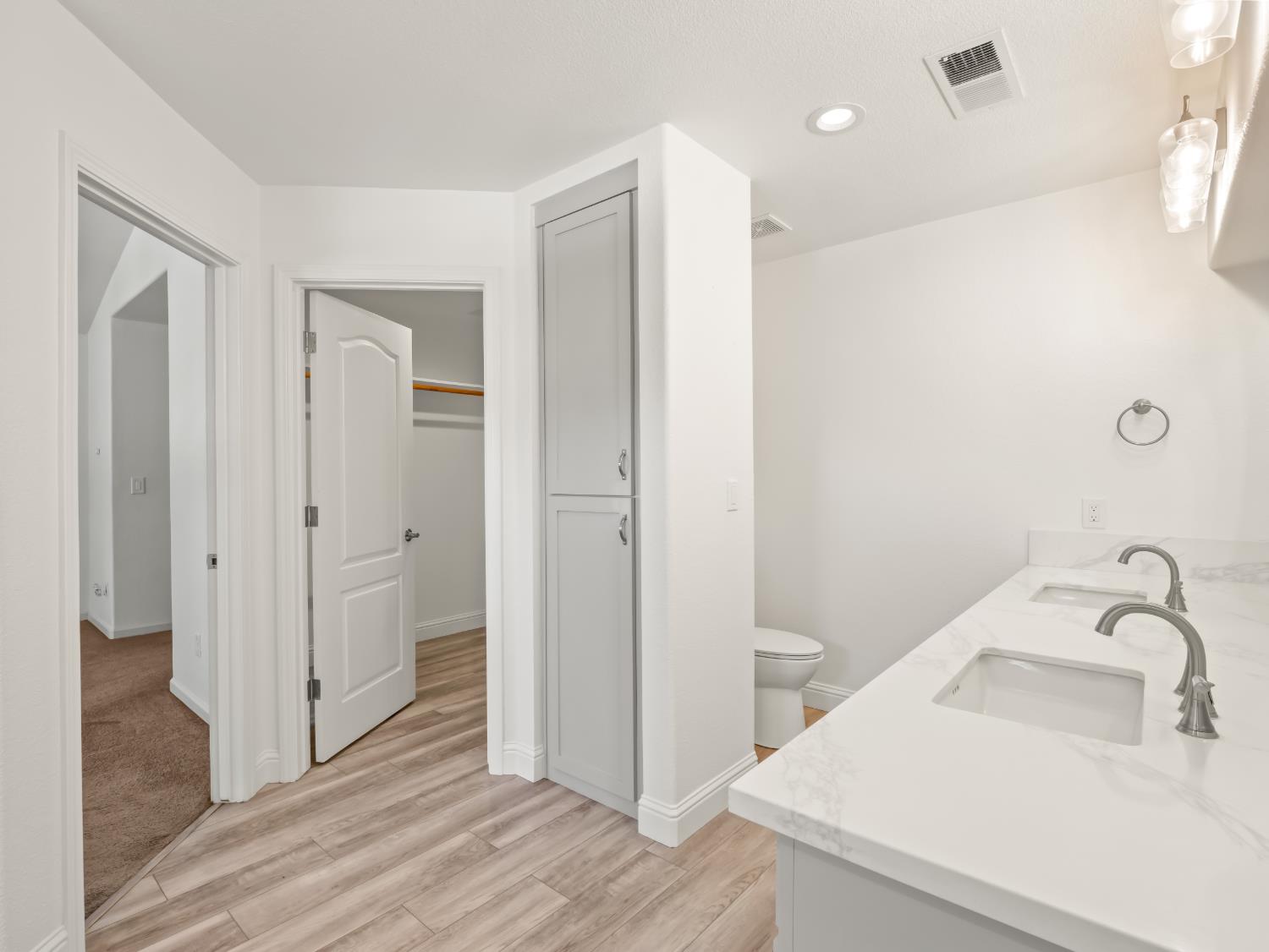 1897 Goshen Ave, Clovis, CA 93611