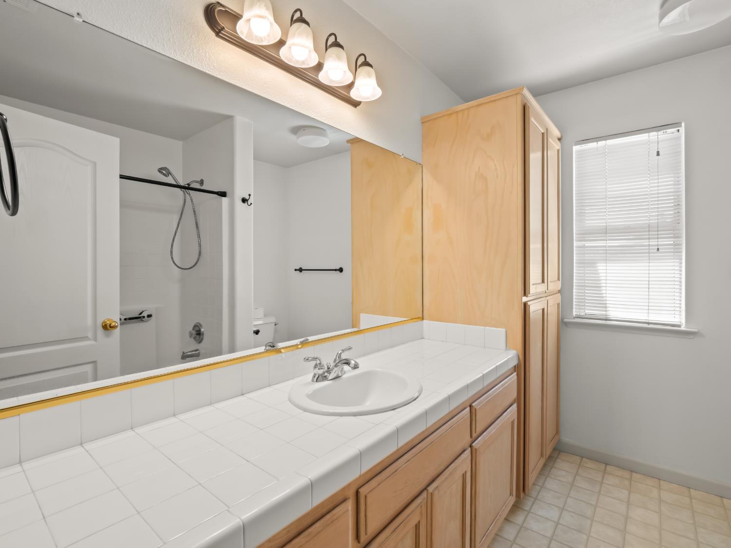 1897 Goshen Ave, Clovis, CA 93611