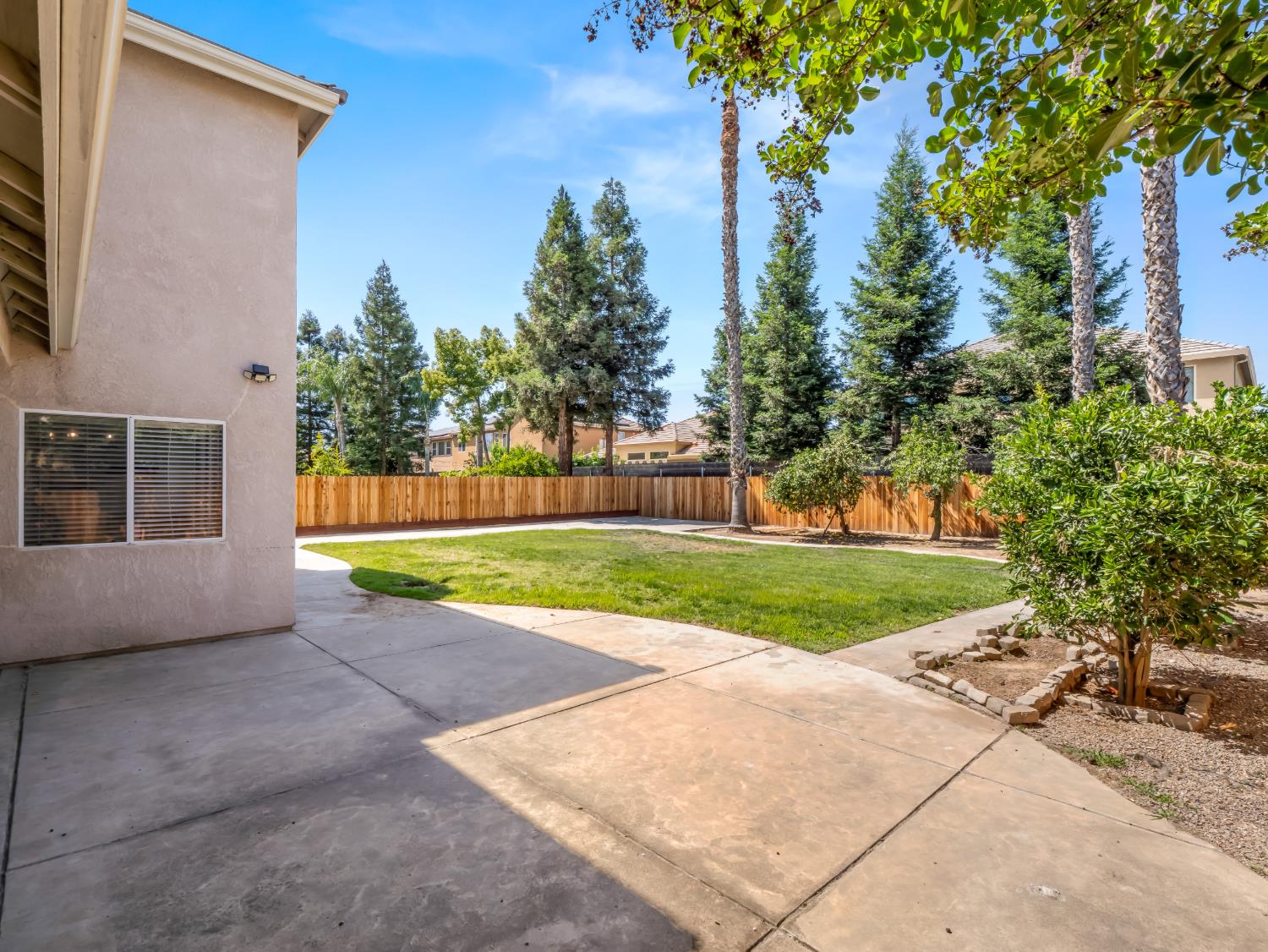 1897 Goshen Ave, Clovis, CA 93611