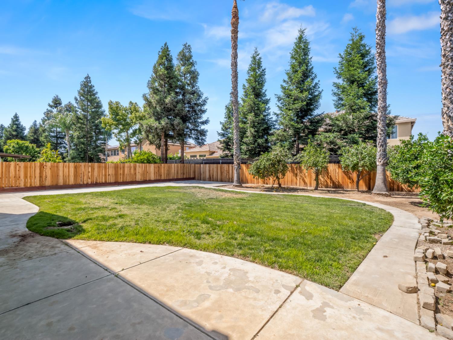 1897 Goshen Ave, Clovis, CA 93611
