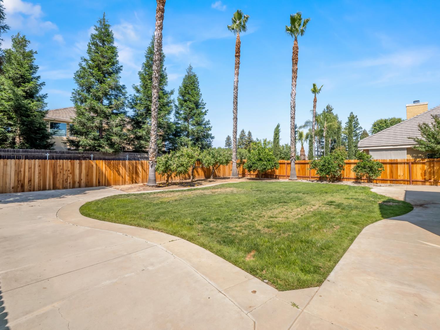 1897 Goshen Ave, Clovis, CA 93611