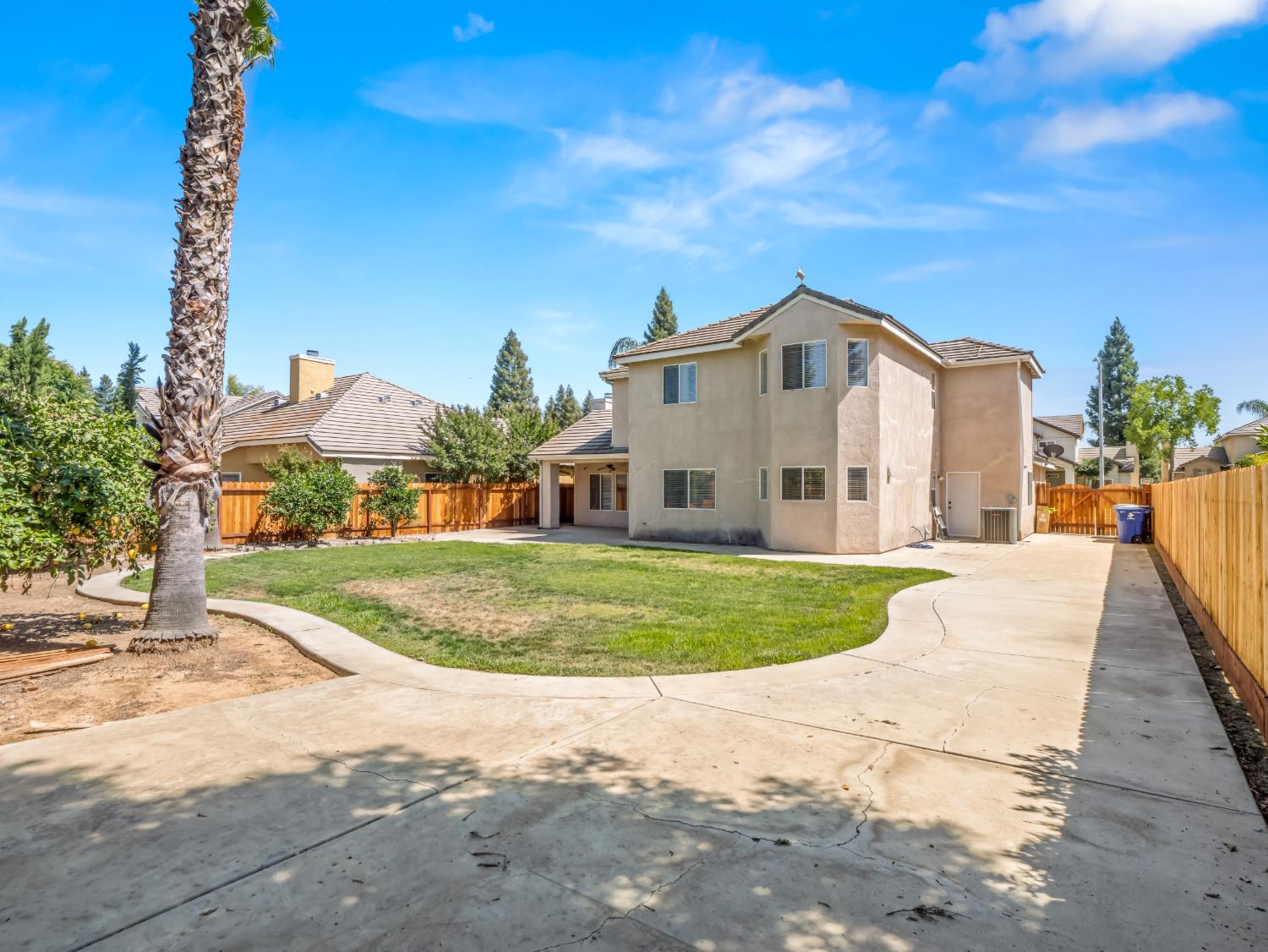 1897 Goshen Ave, Clovis, CA 93611