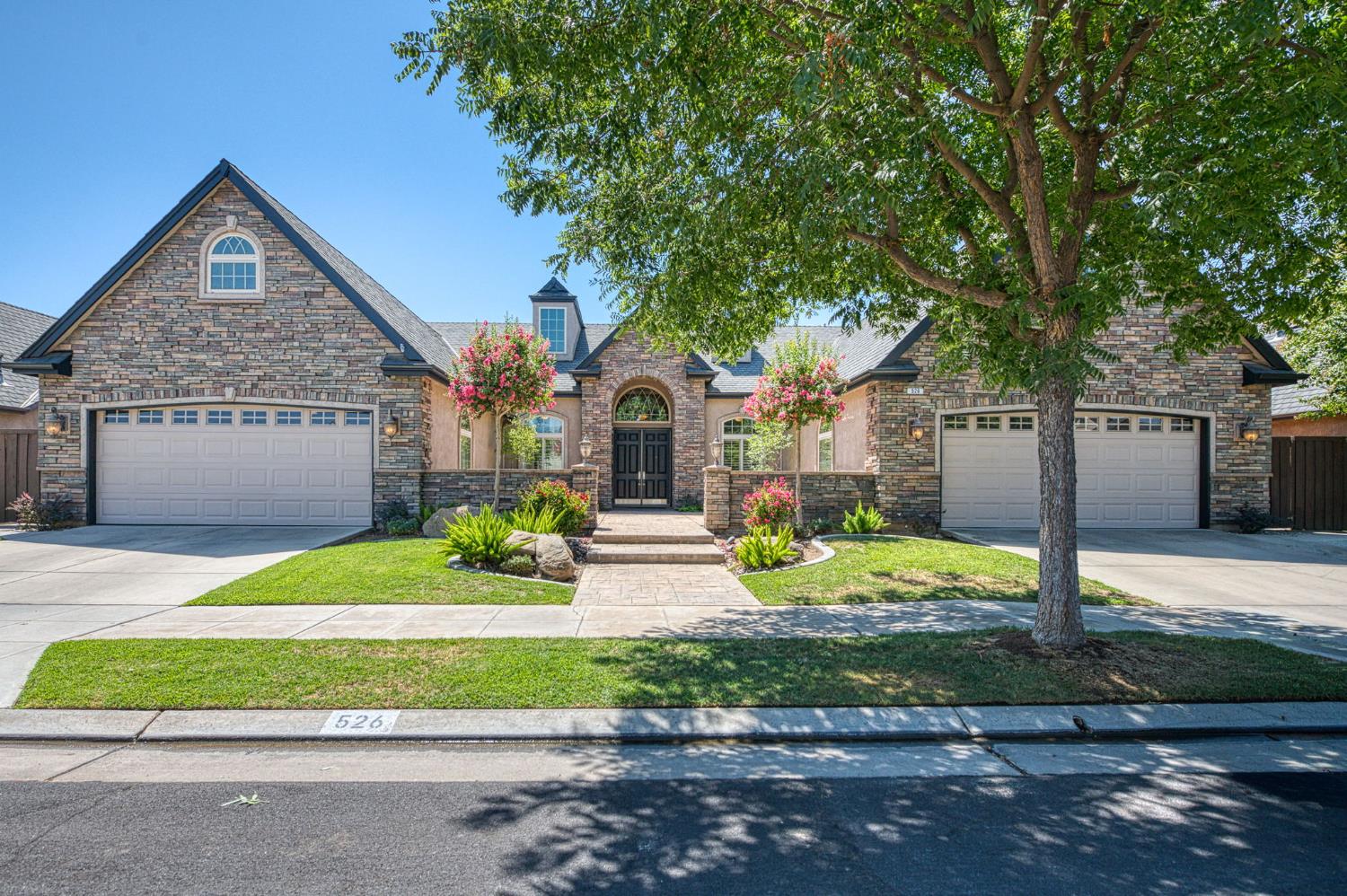 526 W Powers, Clovis, CA 93619