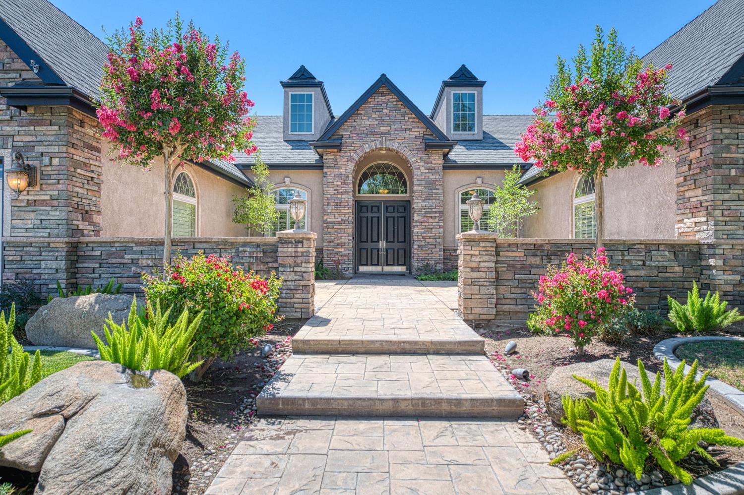 526 W Powers, Clovis, CA 93619