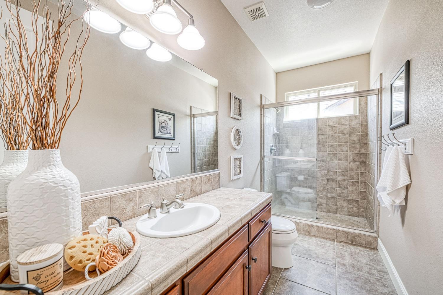 526 W Powers, Clovis, CA 93619