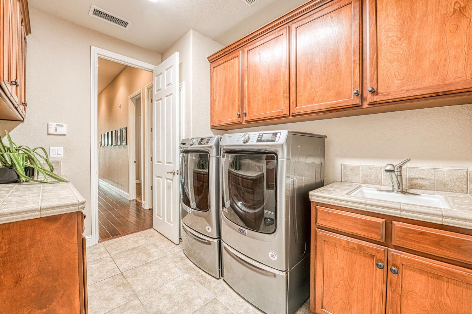 526 W Powers, Clovis, CA 93619