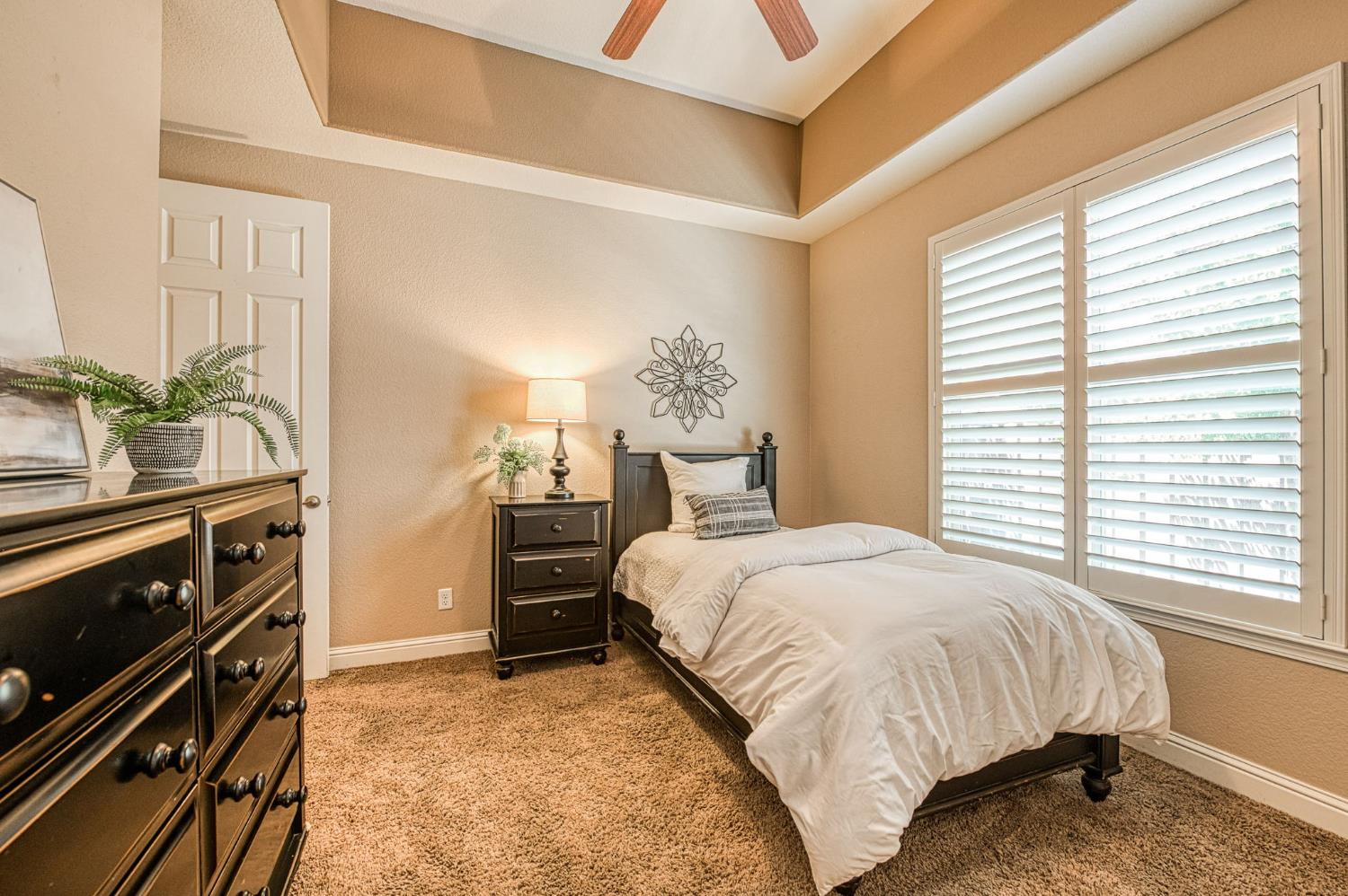 526 W Powers, Clovis, CA 93619
