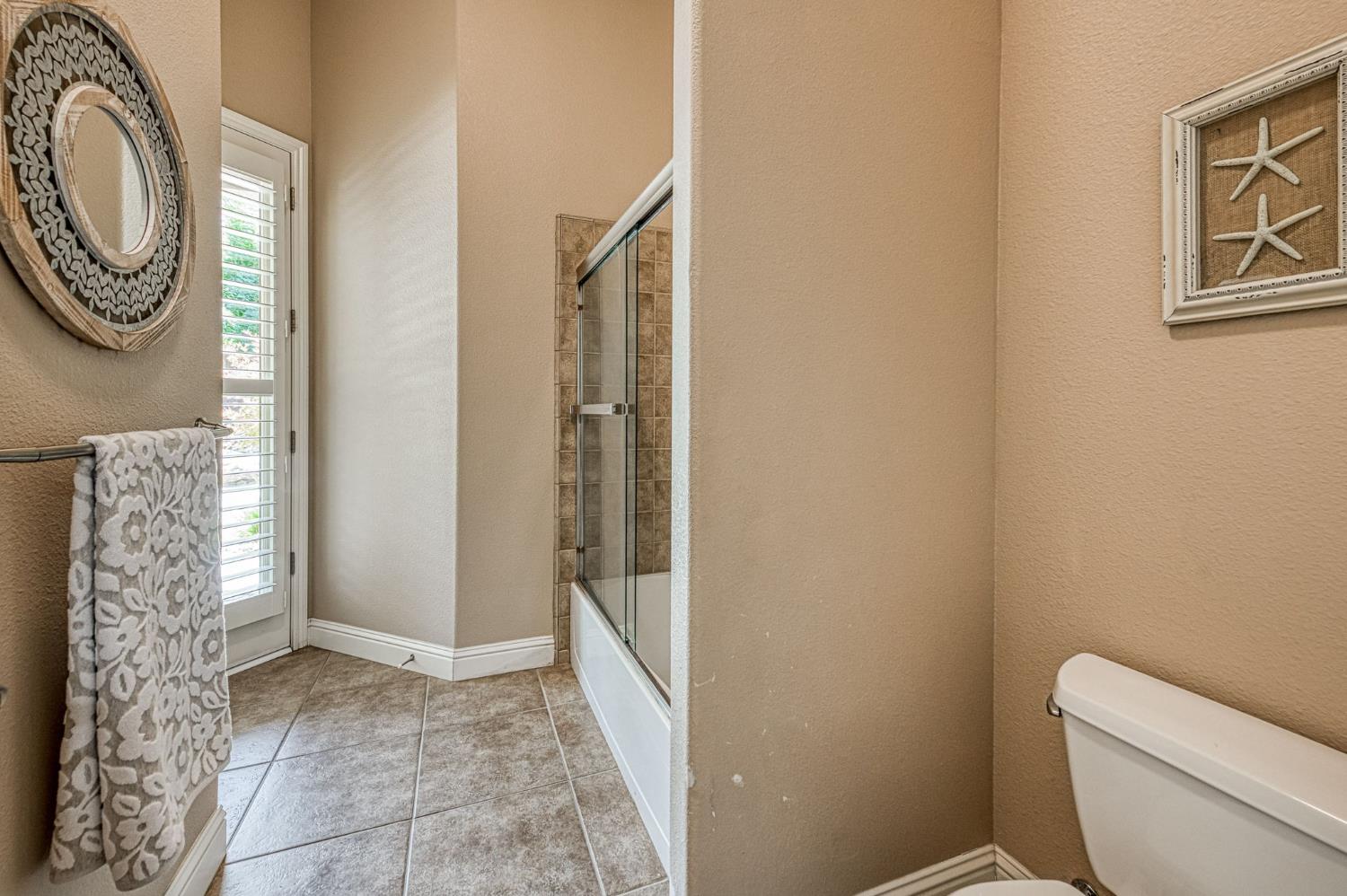 526 W Powers, Clovis, CA 93619