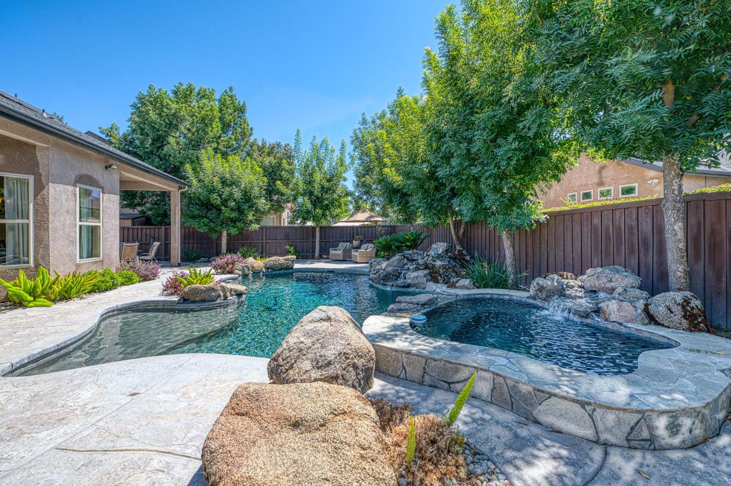 526 W Powers, Clovis, CA 93619