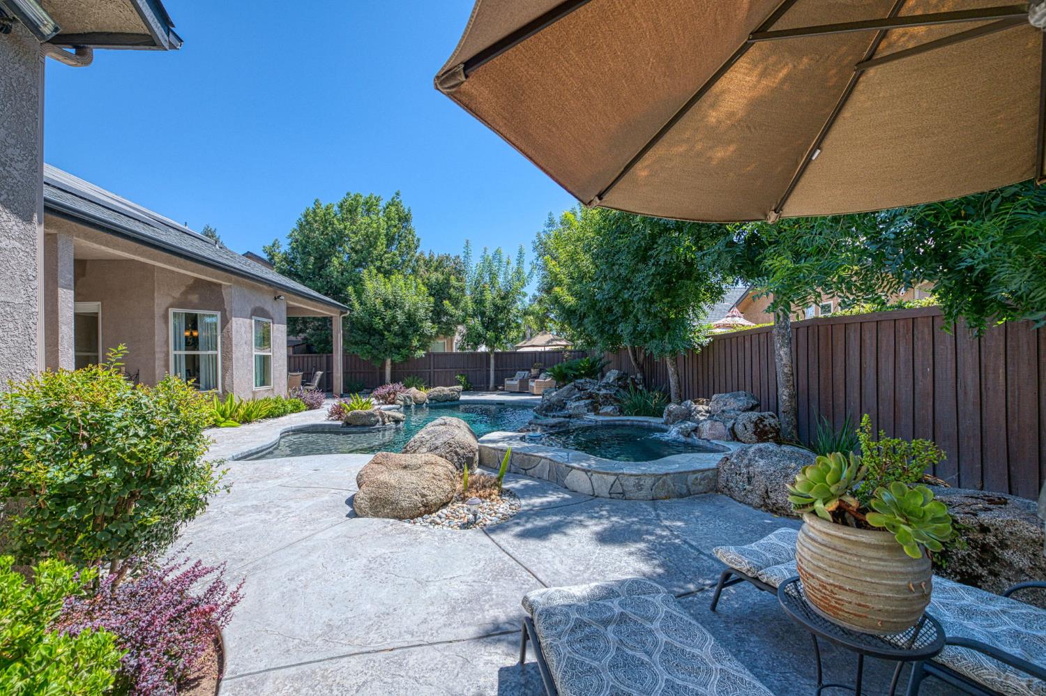 526 W Powers, Clovis, CA 93619