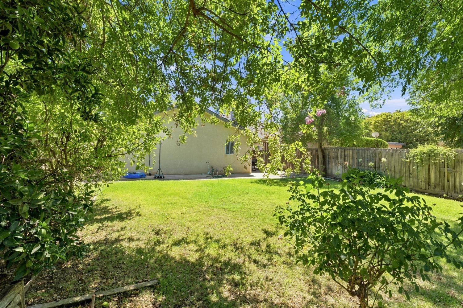 9673 N Sharon Ave, Fresno, CA 93720