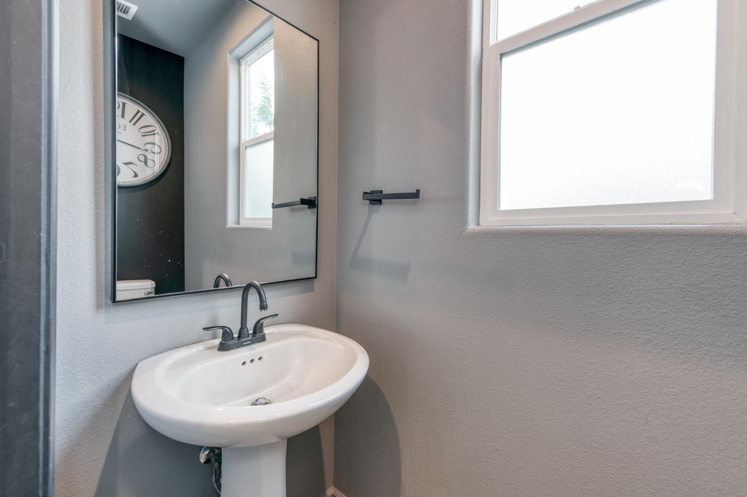 5402 W Santa Barbara Dr, Fresno, CA 93722