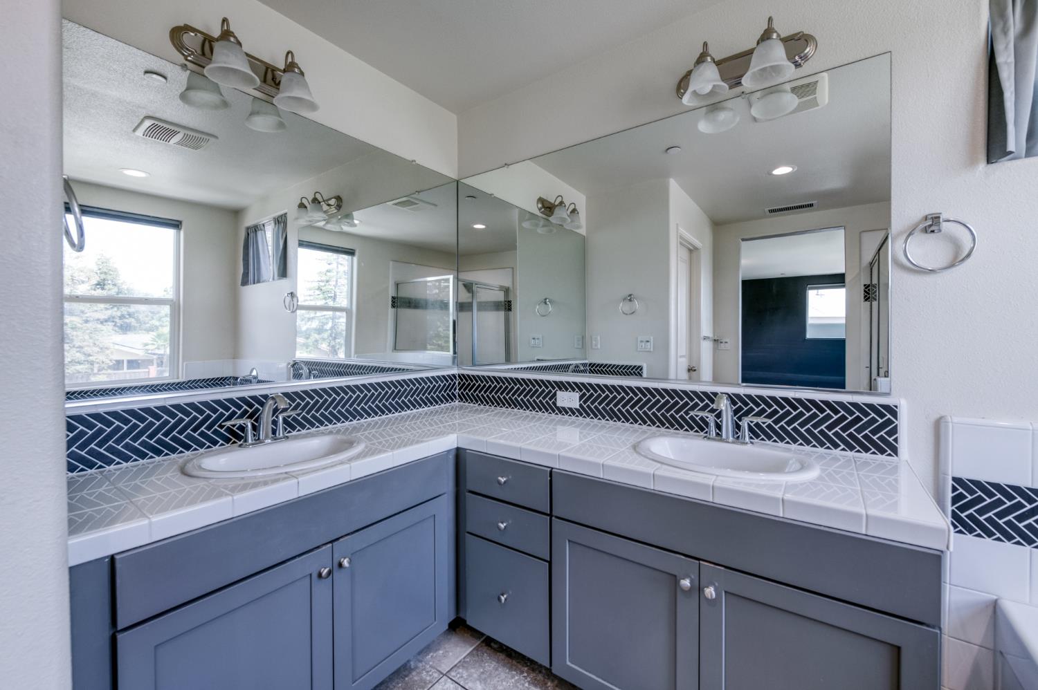 5402 W Santa Barbara Dr, Fresno, CA 93722