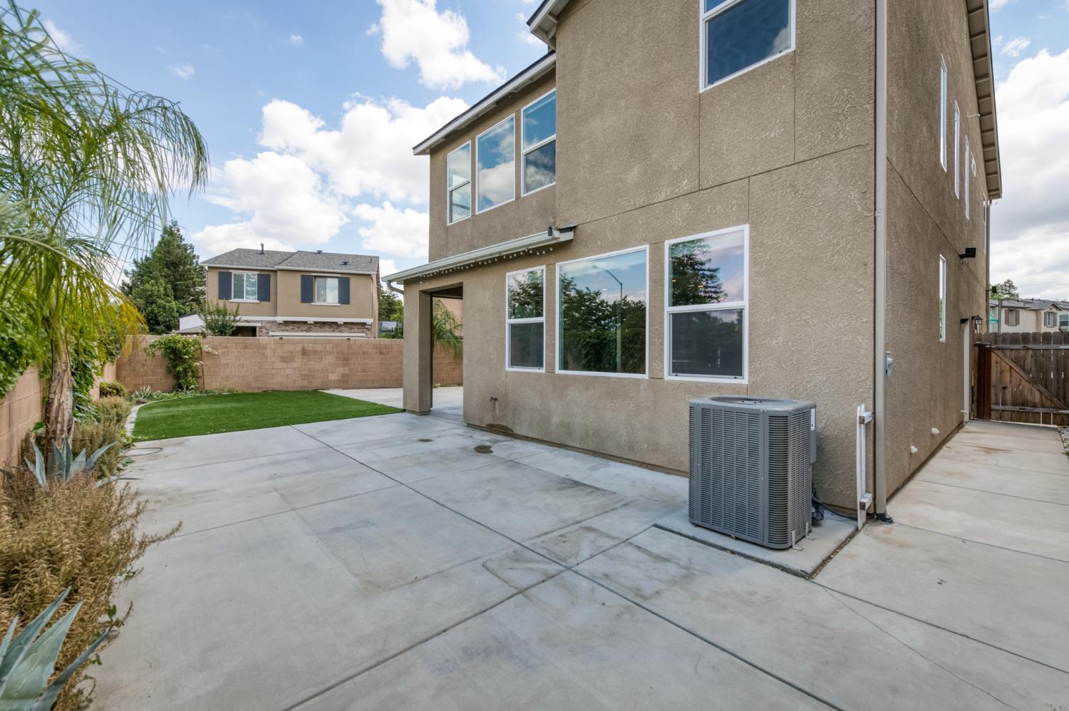 5402 W Santa Barbara Dr, Fresno, CA 93722