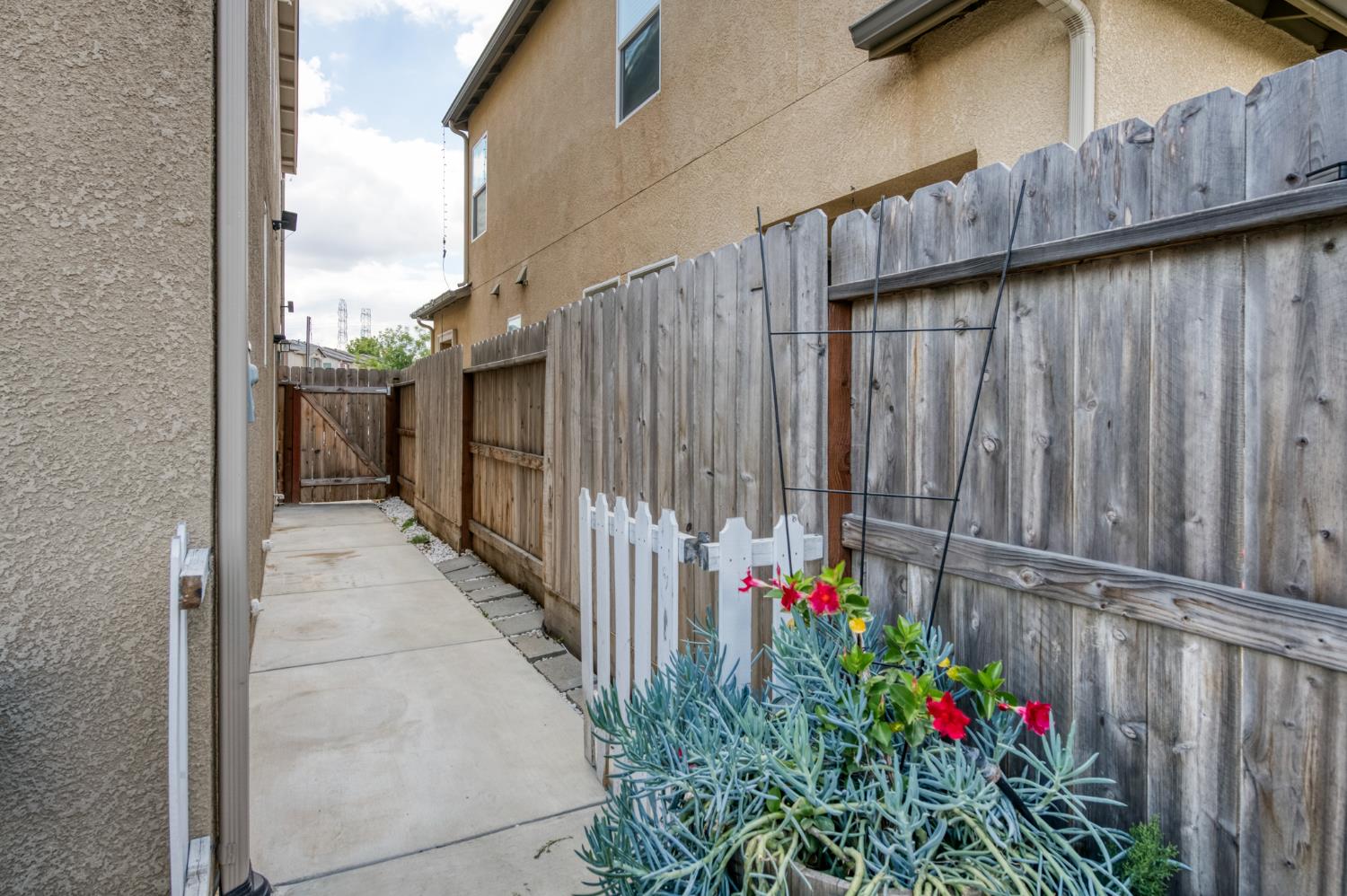 5402 W Santa Barbara Dr, Fresno, CA 93722