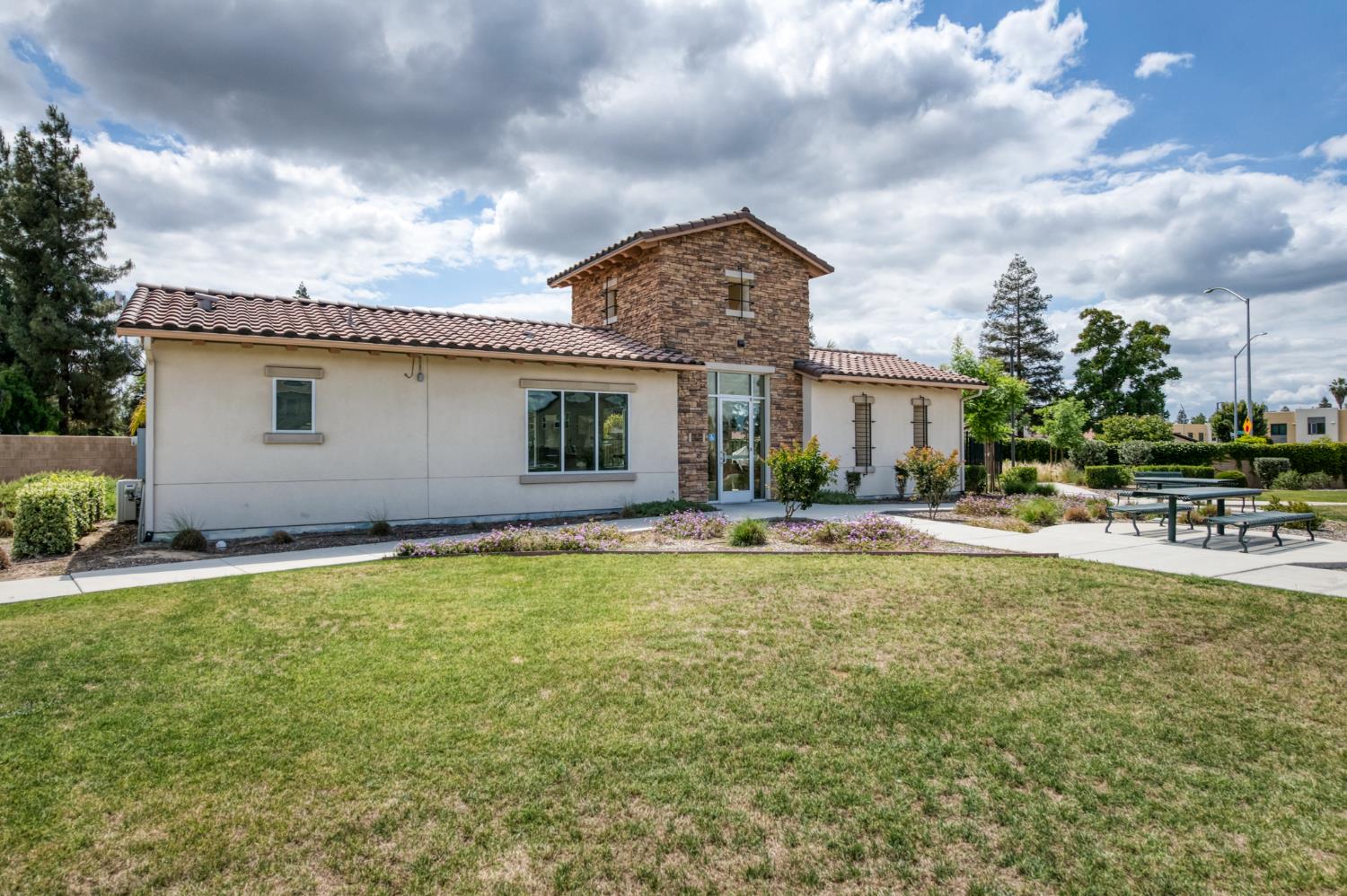 5402 W Santa Barbara Dr, Fresno, CA 93722