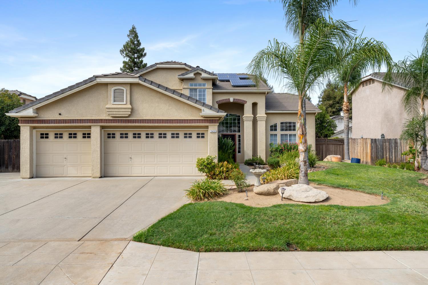 2433 Twain Ave, Clovis, CA 93611
