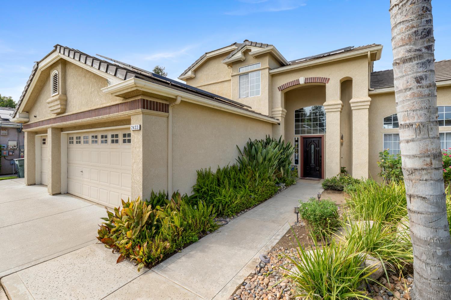 2433 Twain Ave, Clovis, CA 93611