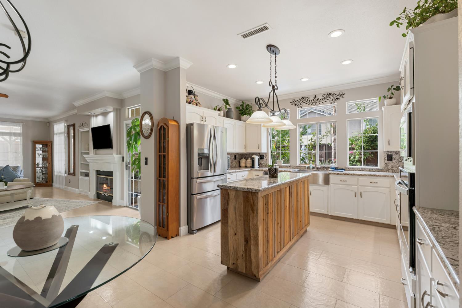 2433 Twain Ave, Clovis, CA 93611