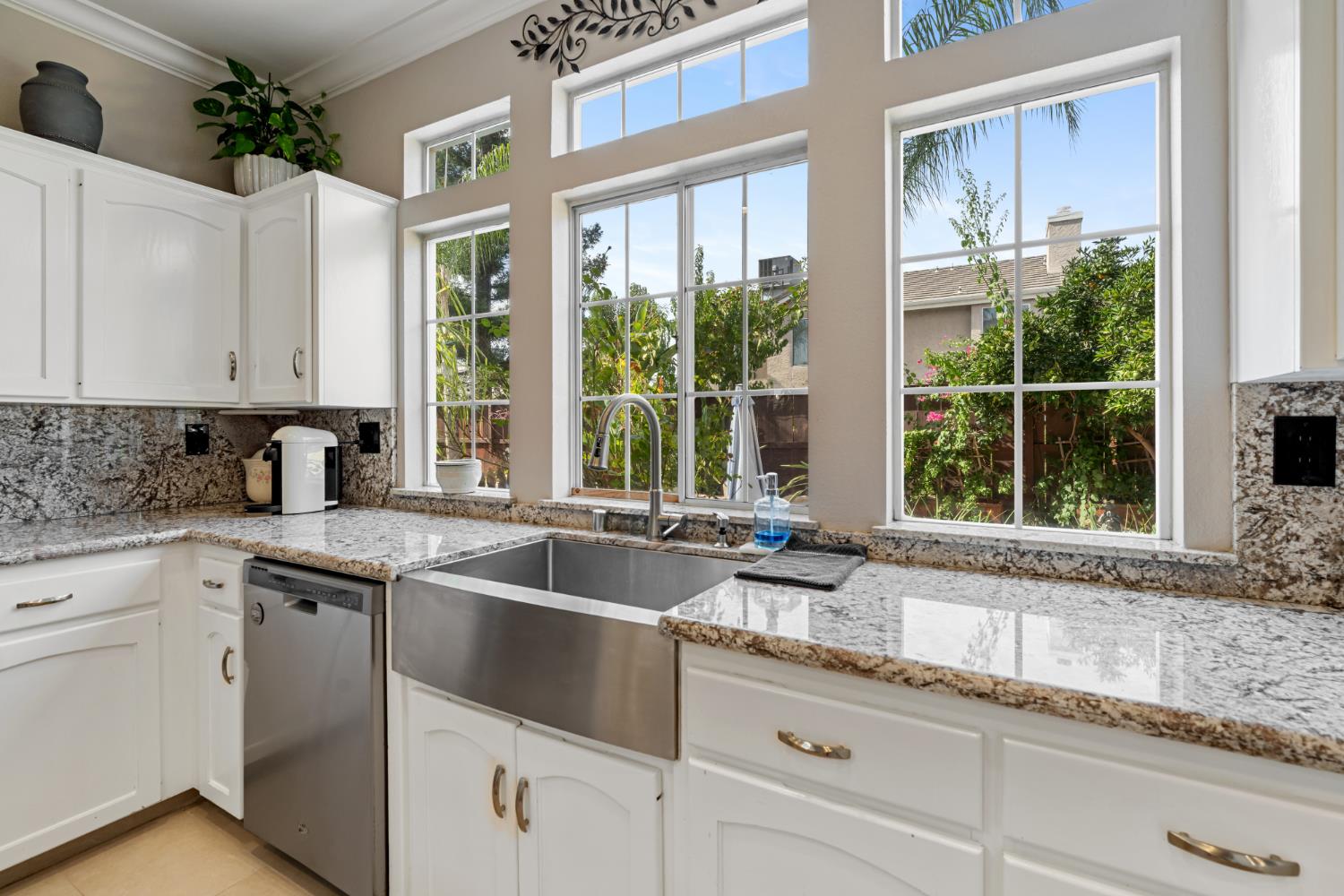 2433 Twain Ave, Clovis, CA 93611