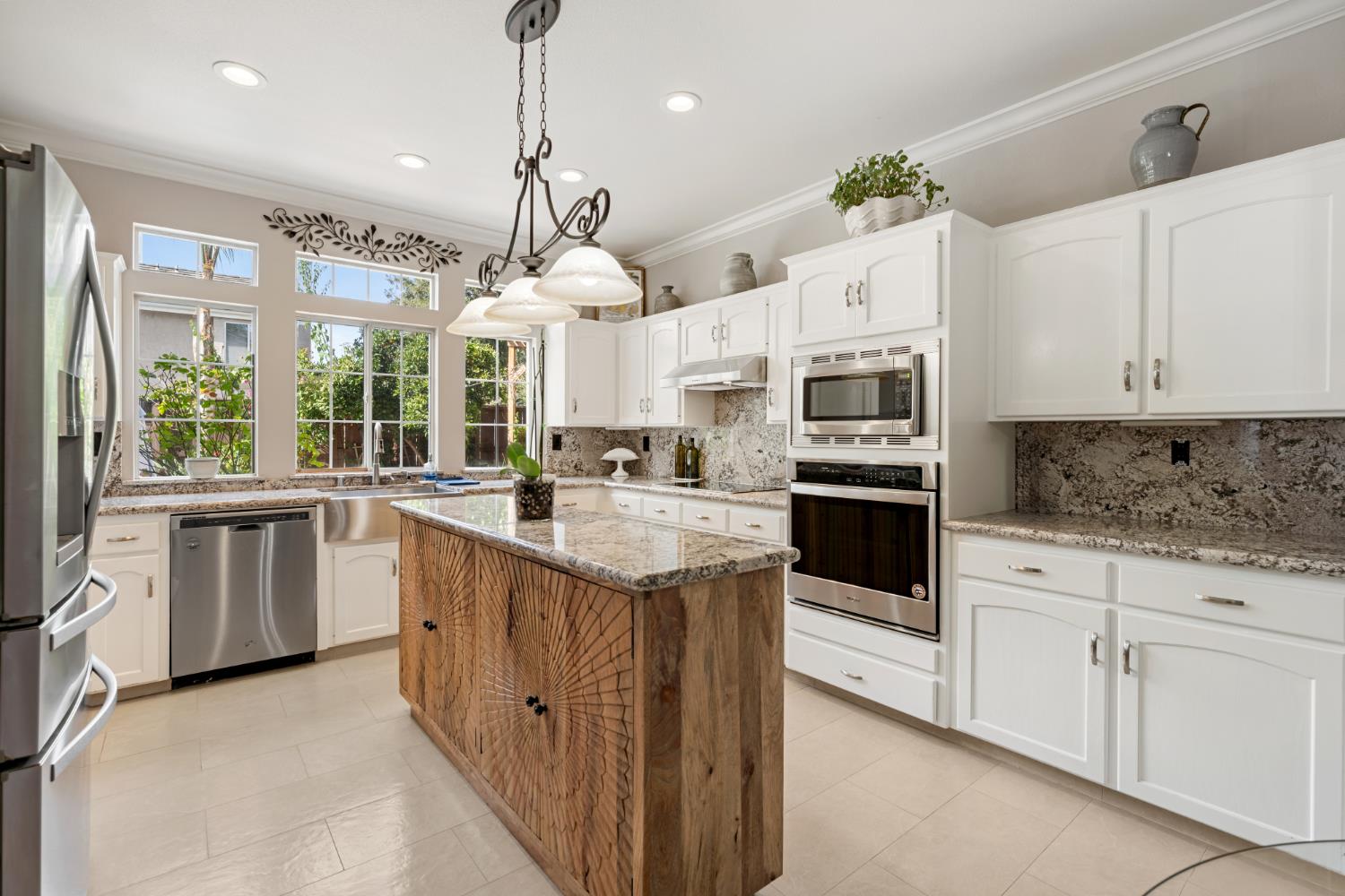 2433 Twain Ave, Clovis, CA 93611