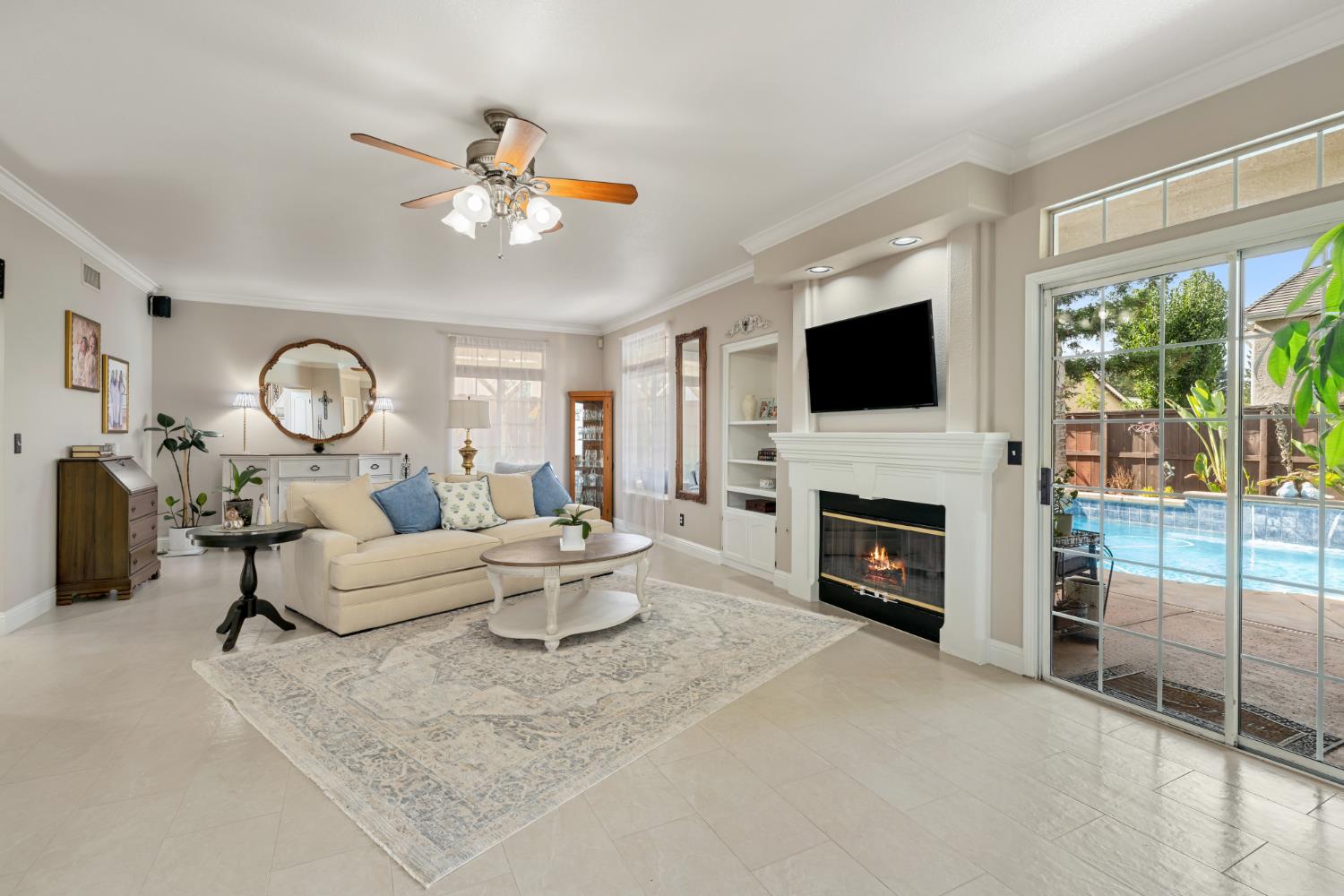 2433 Twain Ave, Clovis, CA 93611