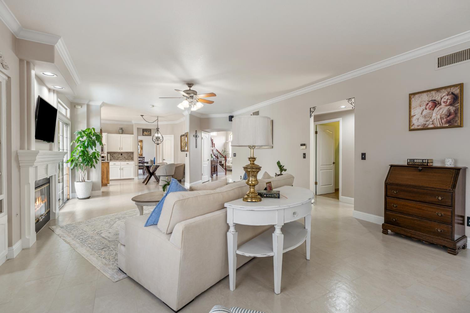 2433 Twain Ave, Clovis, CA 93611