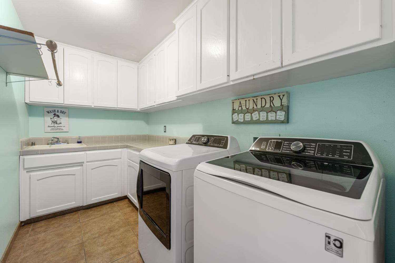 2433 Twain Ave, Clovis, CA 93611