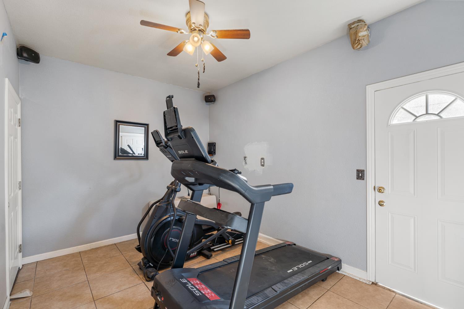 2433 Twain Ave, Clovis, CA 93611