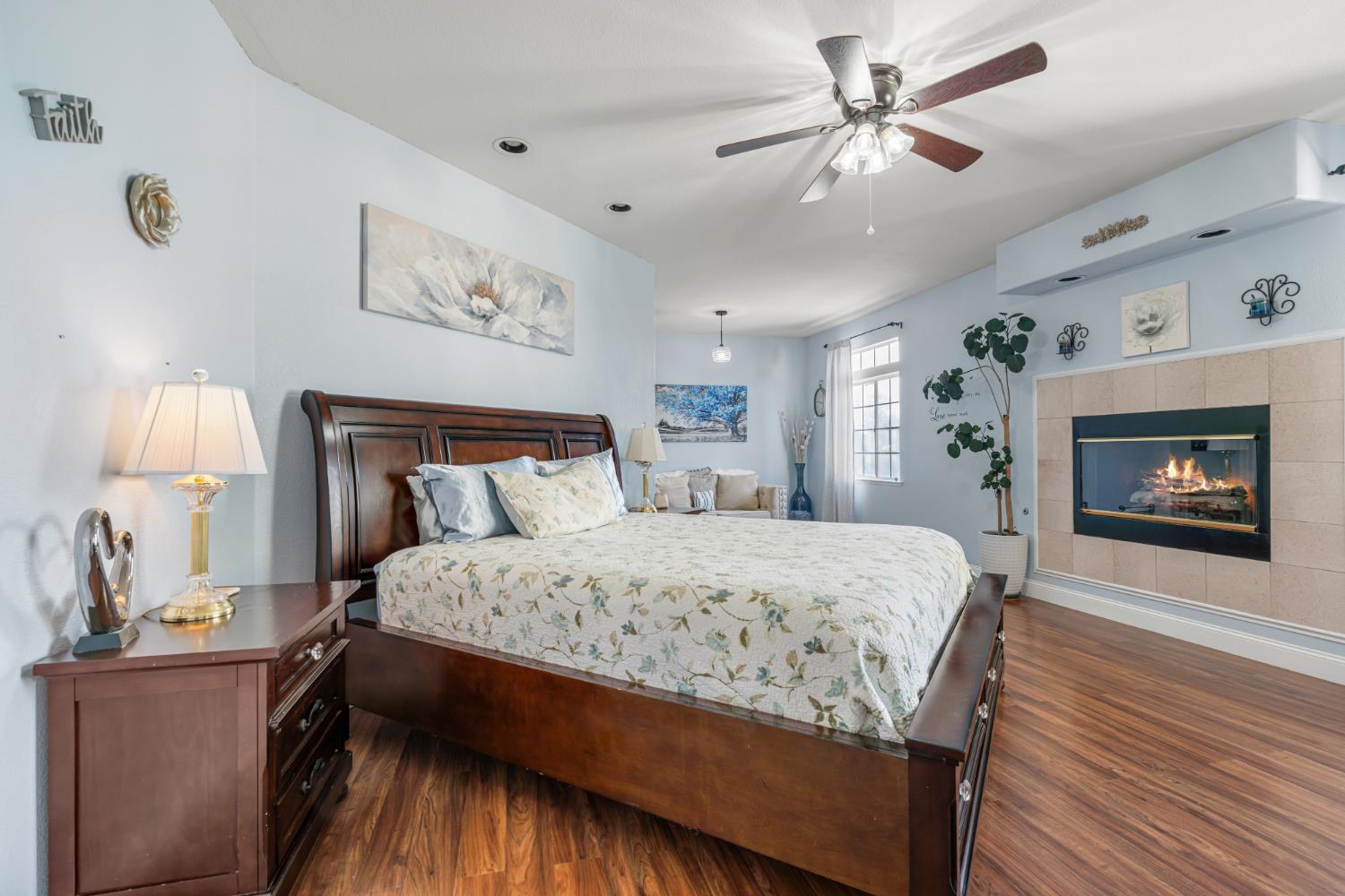 2433 Twain Ave, Clovis, CA 93611