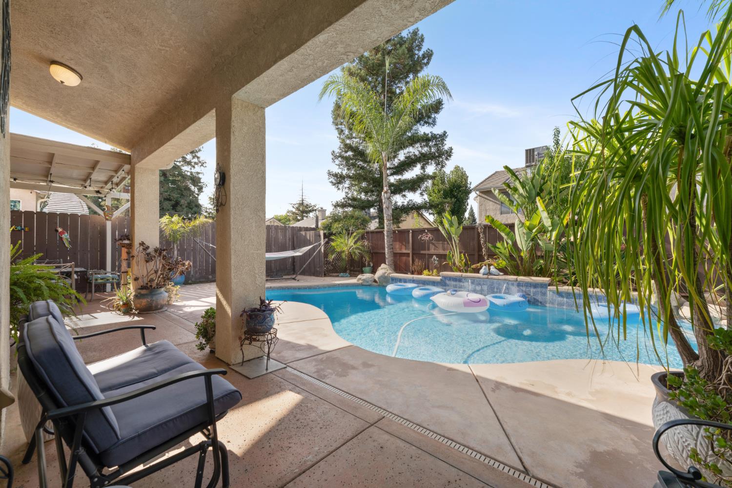 2433 Twain Ave, Clovis, CA 93611