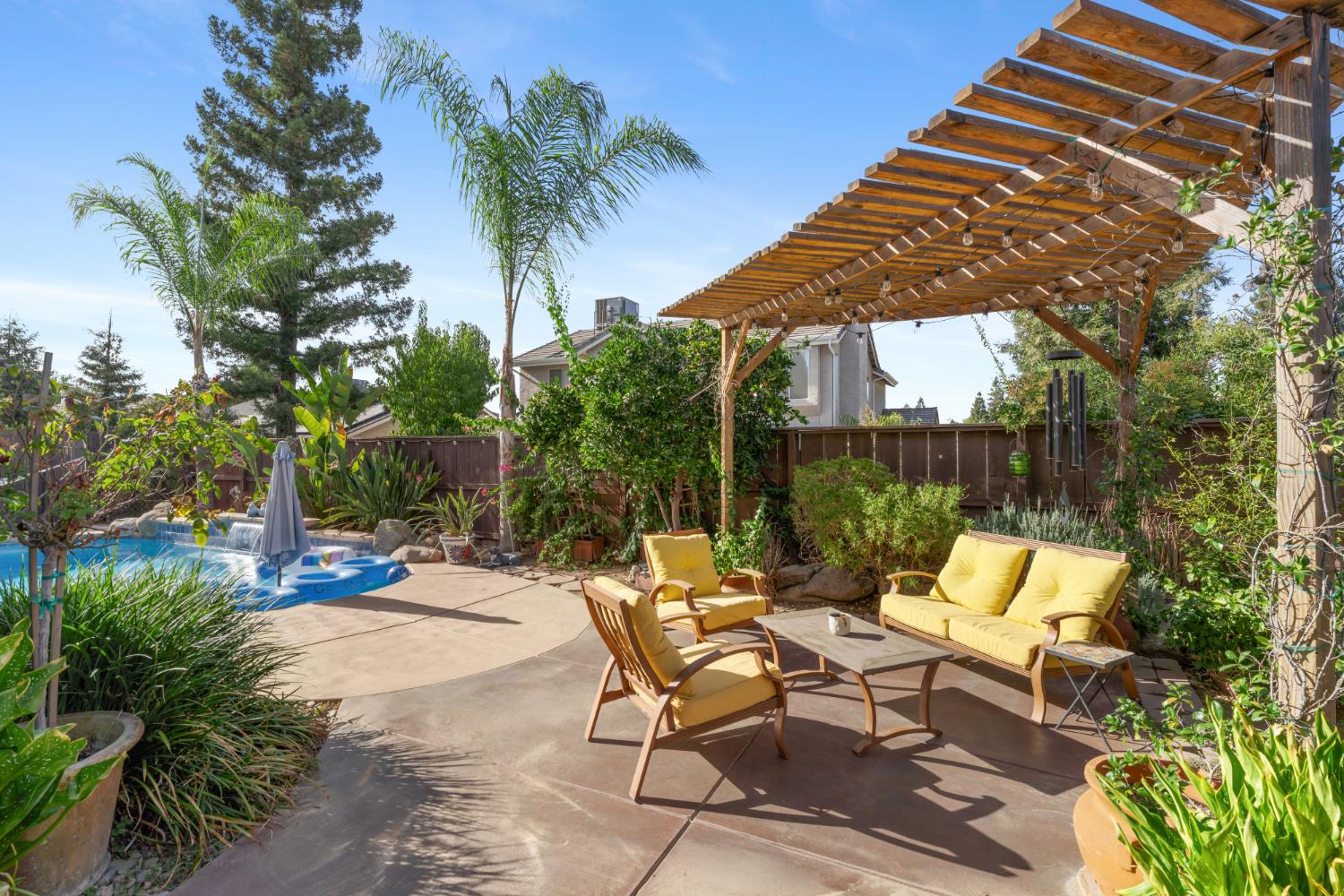 2433 Twain Ave, Clovis, CA 93611