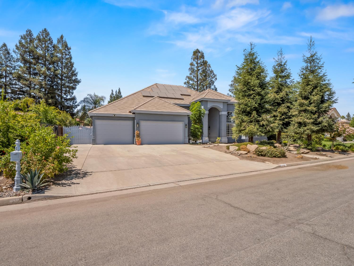 152 W Peace River Dr, Fresno, CA 93711