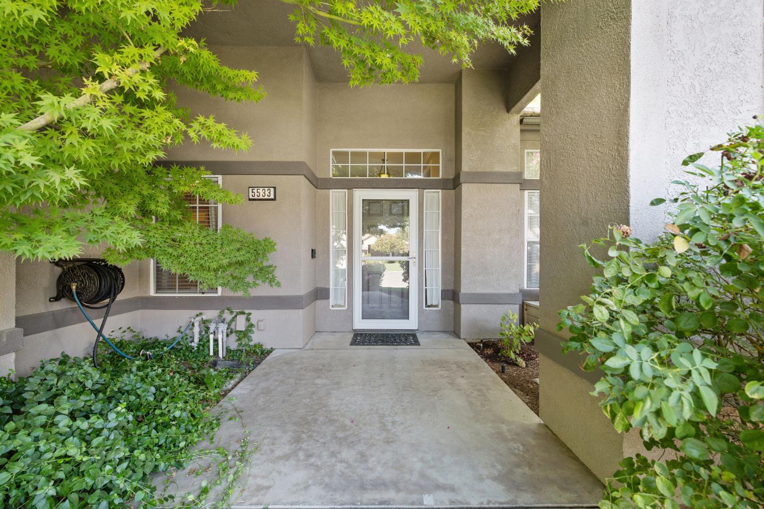 5533 W River Bottom Ave, Fresno, CA 93722