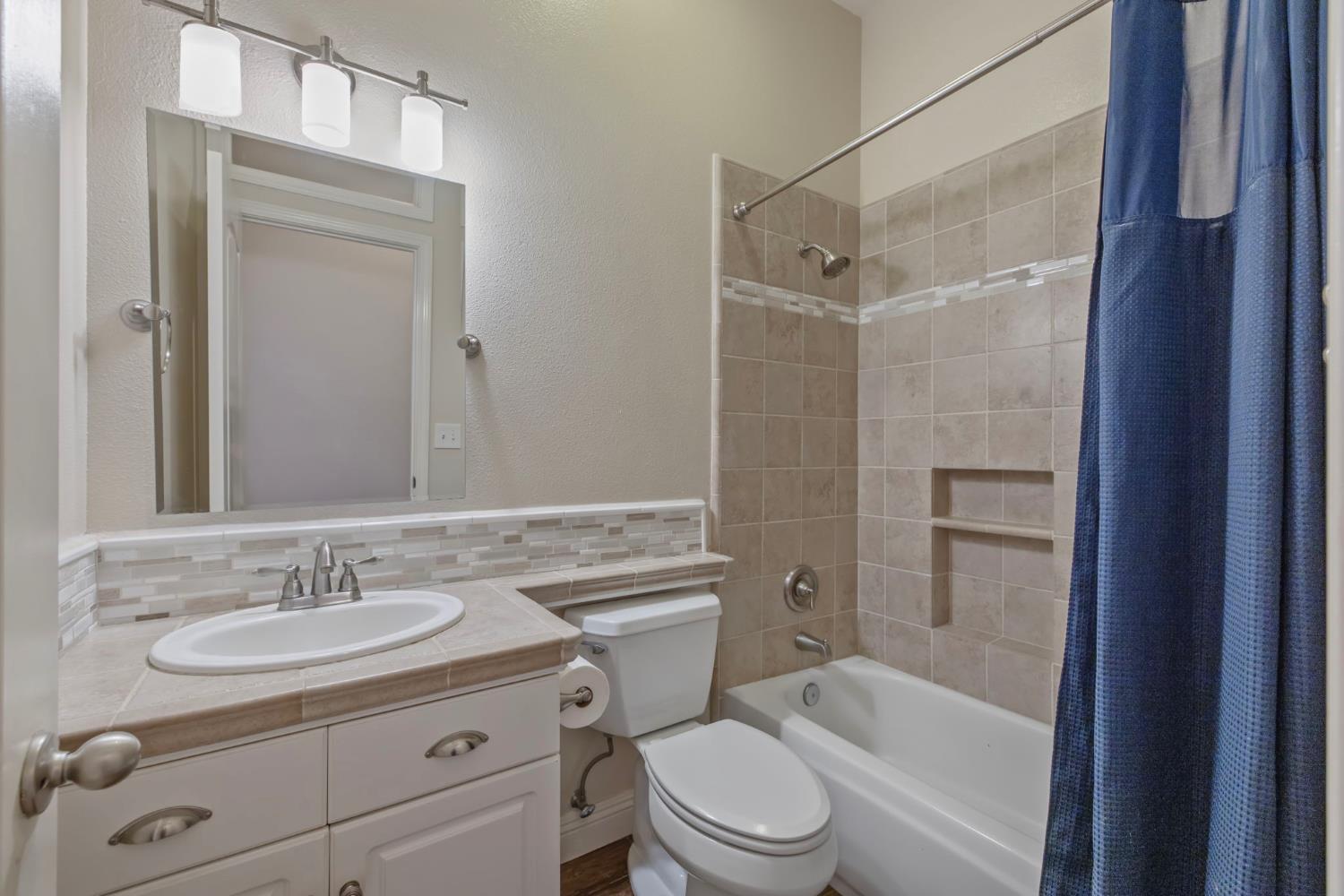 5533 W River Bottom Ave, Fresno, CA 93722