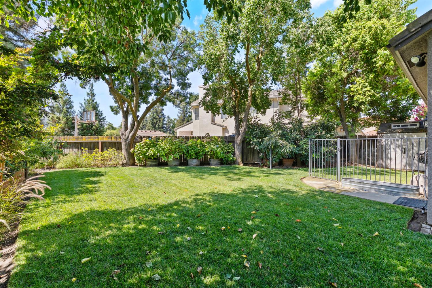 5533 W River Bottom Ave, Fresno, CA 93722
