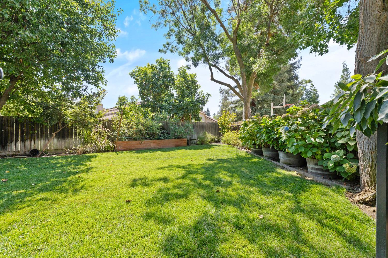5533 W River Bottom Ave, Fresno, CA 93722