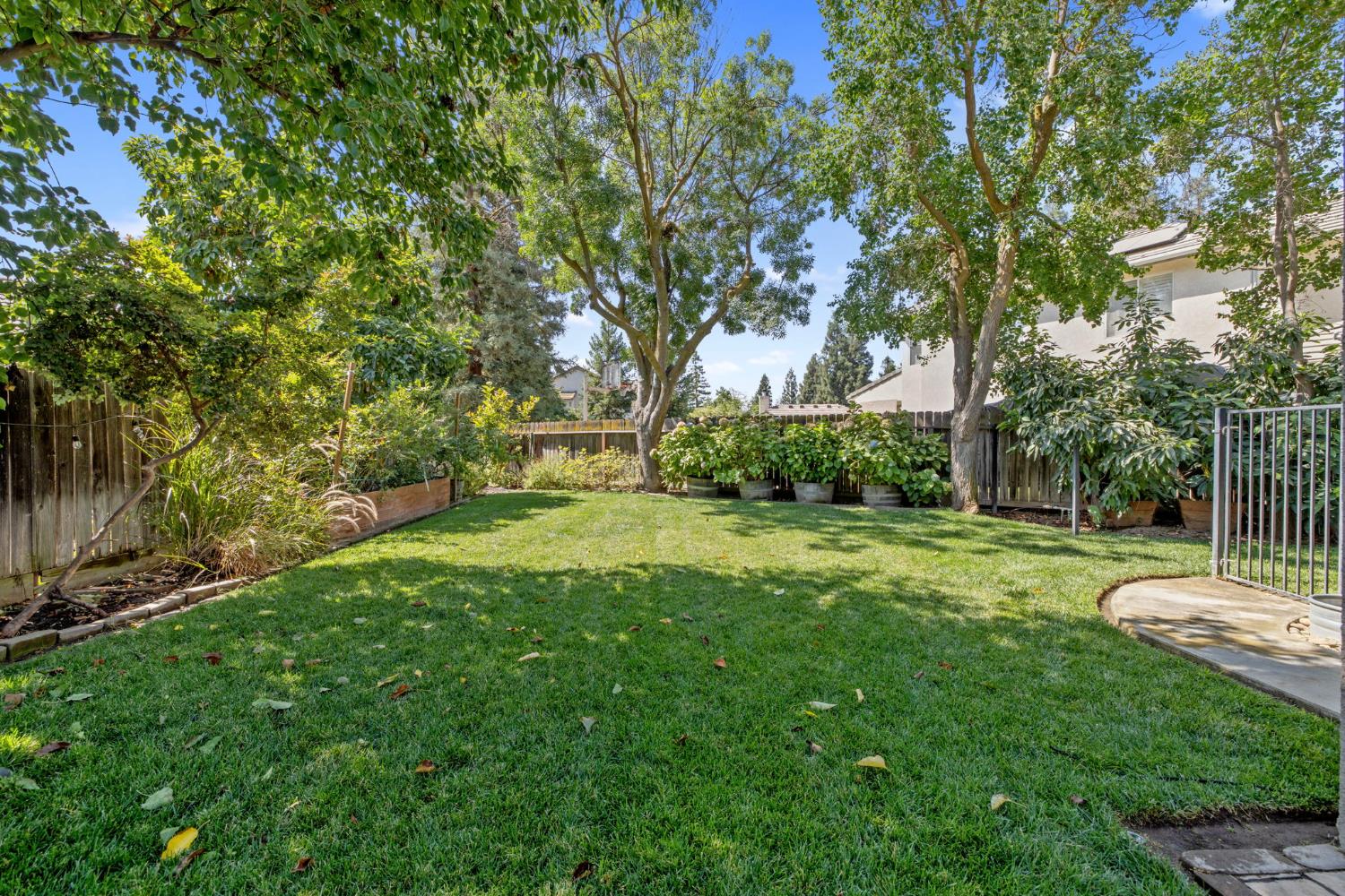 5533 W River Bottom Ave, Fresno, CA 93722