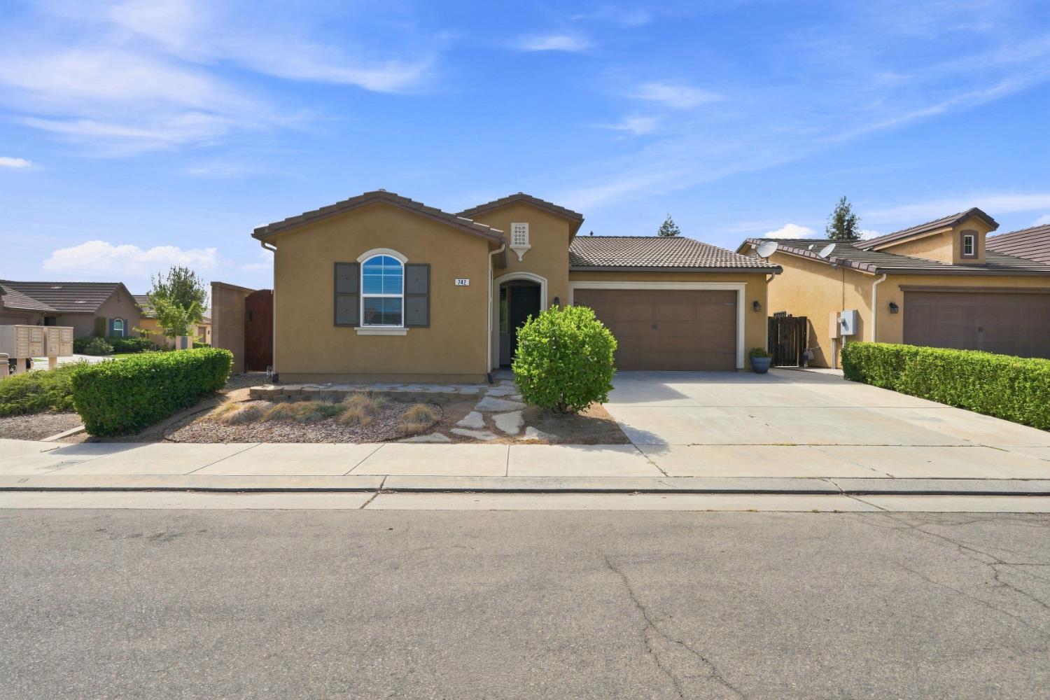 742 Kaweah Ave, Clovis, CA 93619